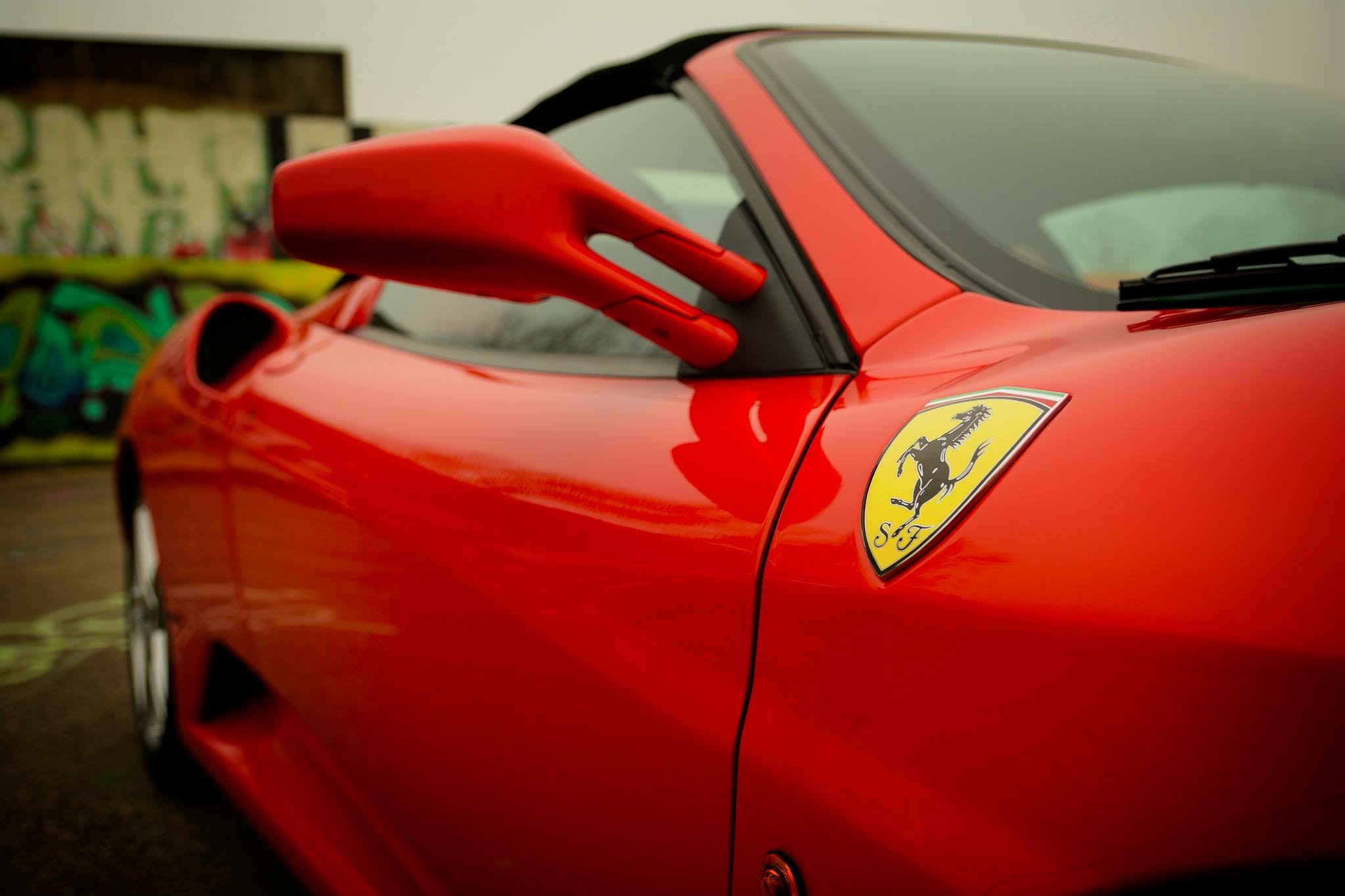 Rød Ferrari med logo